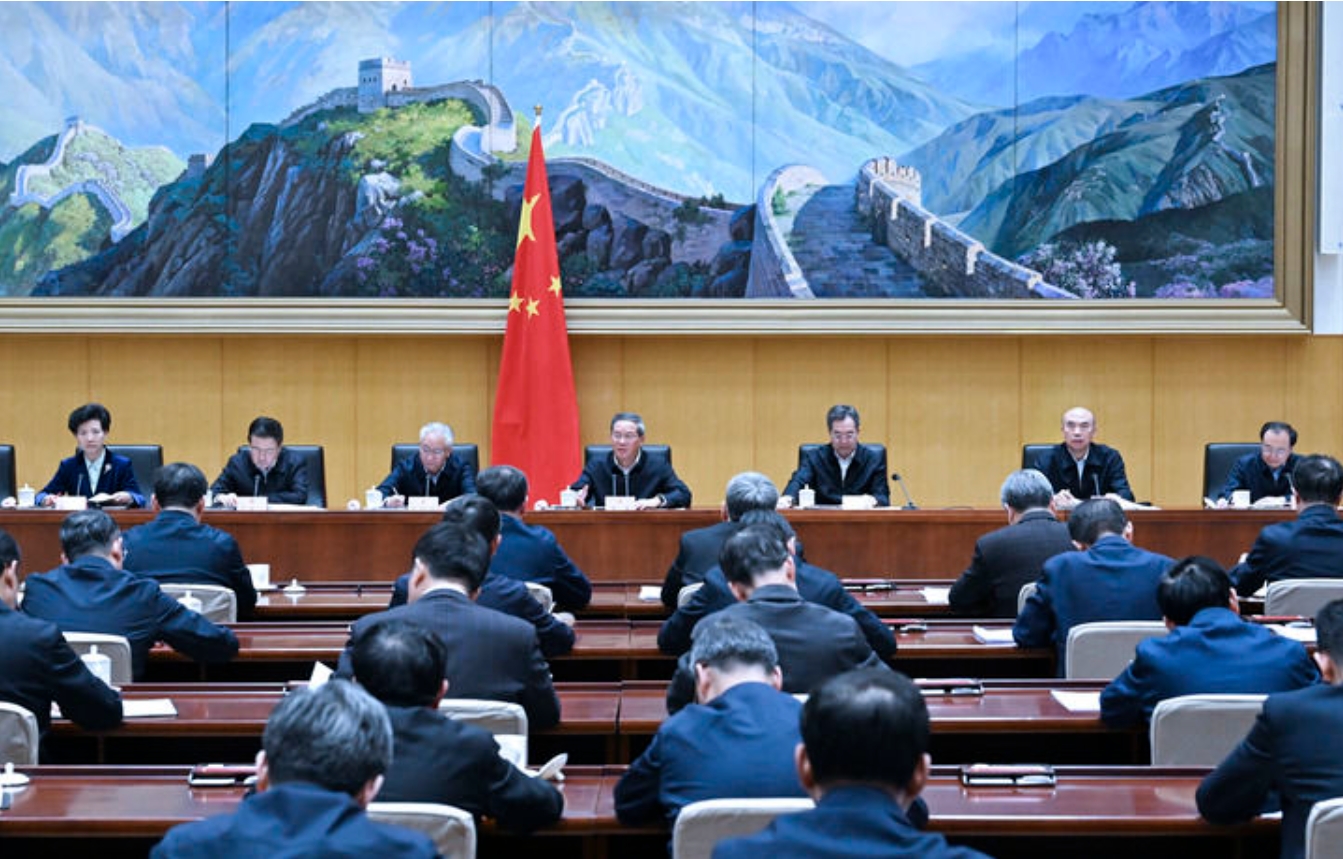 李强主持召开国务院第八次全体会议 深入学习贯彻习近平总书记在全国两会期间的重要讲话精神 对落实国务院2025年重点工作进行部署