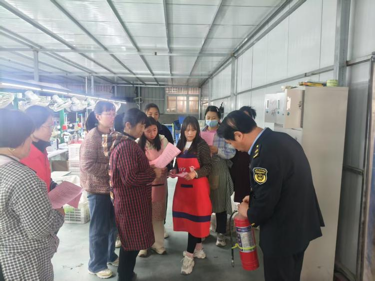 浚县应急管理局开展安全宣传进企业活动