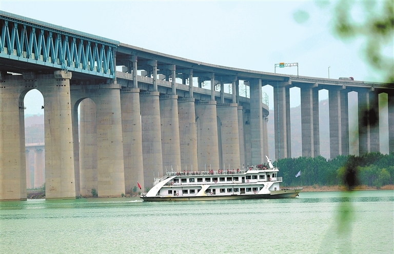 Visitors enjoy scenic boat ride in Sanmenxia