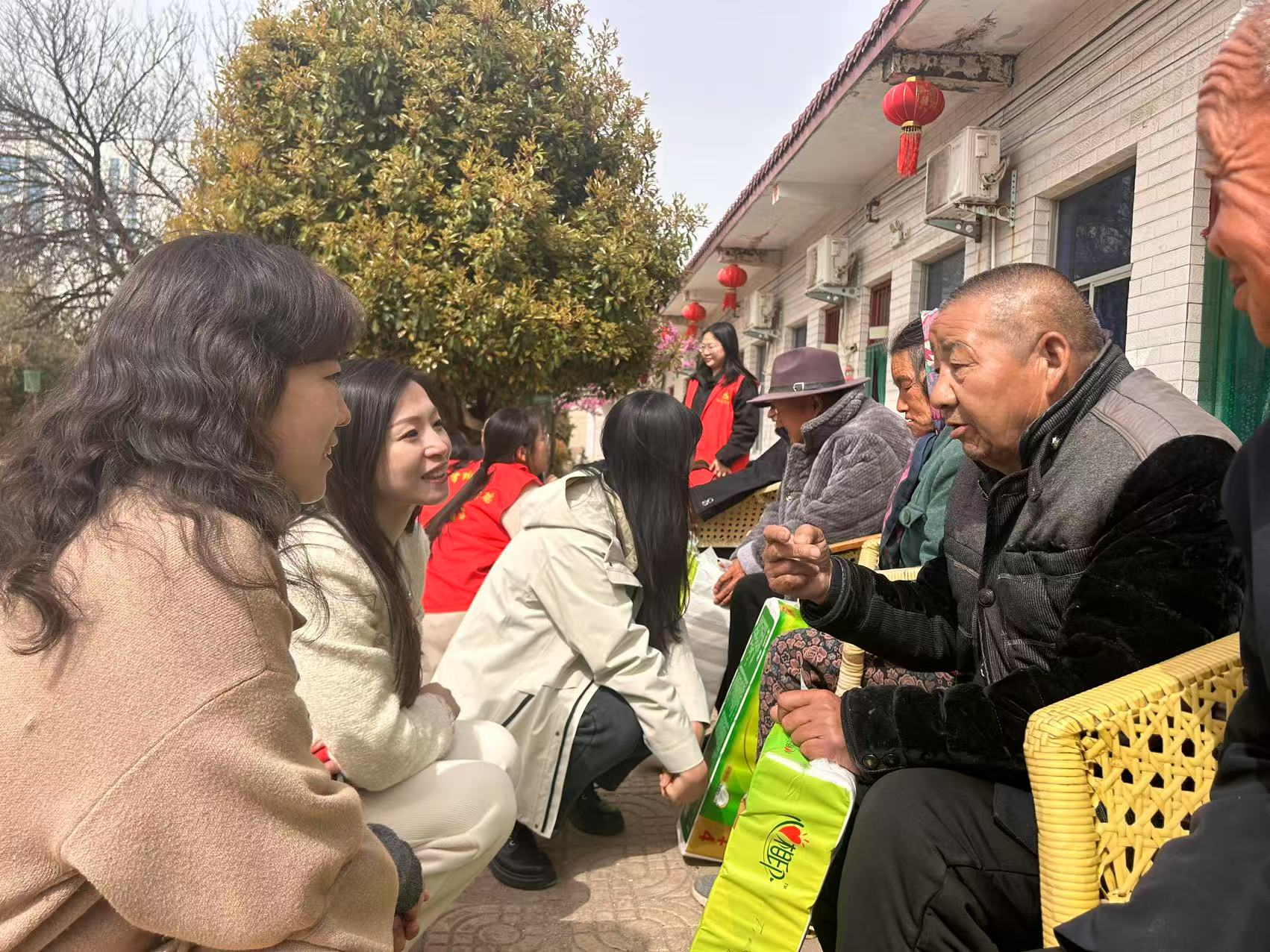 师生同行送温暖 敬老爱老践初心——郑州工商学院文法学院教工第二党支部赴兰考桐乡街道敬老院开展志愿服务主题党日活动