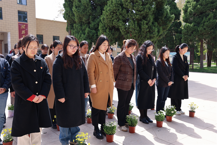 清明祭英烈 哀思寄忠魂——郑州工商学院文法学院教工第二党支部赴中牟县烈士陵园开展清明节祭扫活动