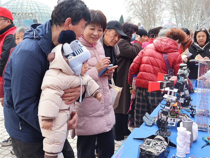 黄河科技学院校产管理处党支部用科技之光传承雷锋精神