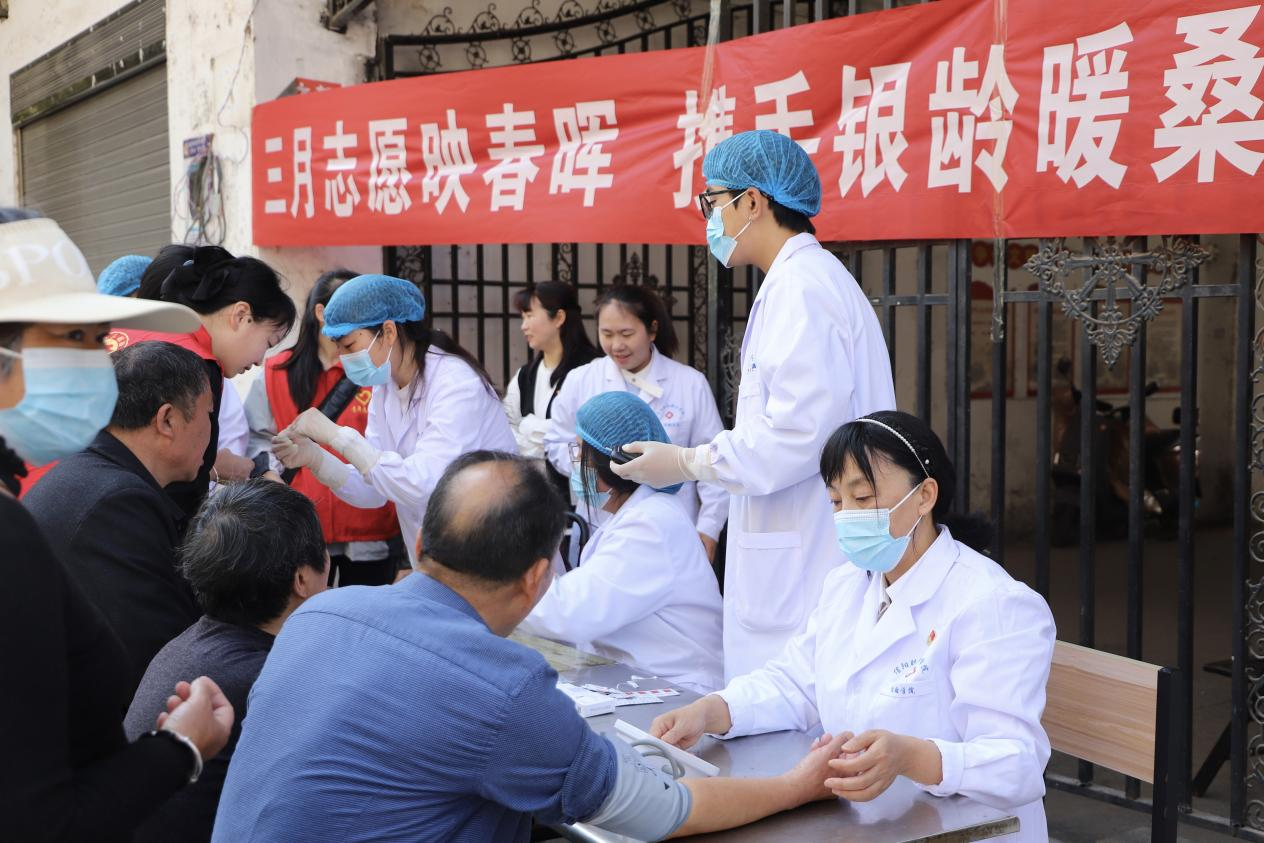 三月志愿映春晖  携手银龄暖桑榆——检验技术学院开展支部联建志愿服务活动