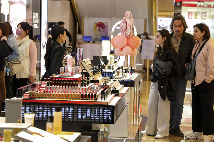 Foreign visitors impressed by easier sales tax refunds