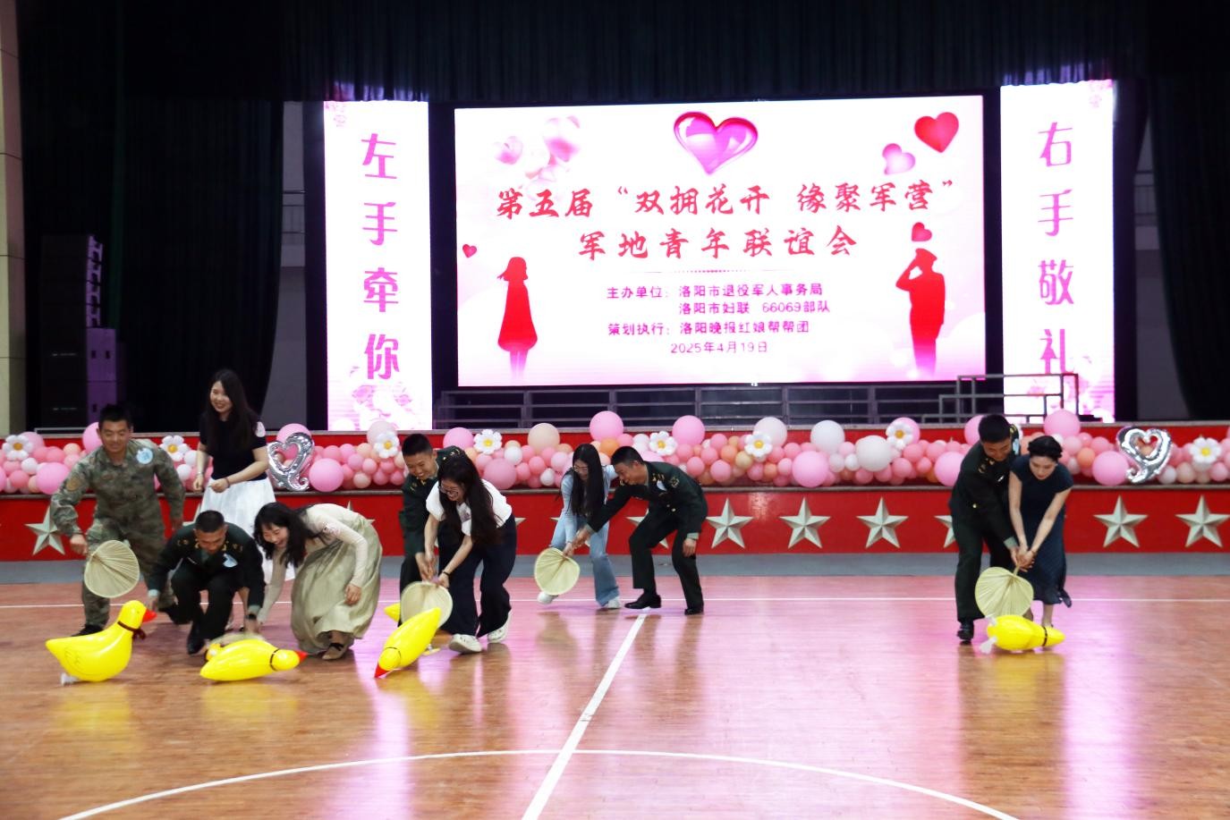 洛阳：迷彩邂逅牡丹，青春绽放爱之花
