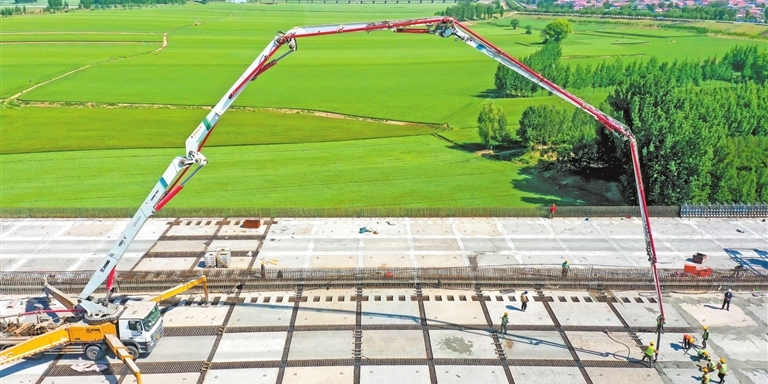 五一坚守筑路忙