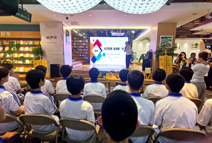 河南省《中小学生应急安全知识手册》新书发布会暨图书捐赠仪式在郑举行