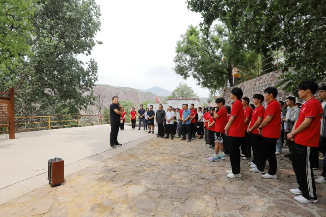 徒步24公里，他们只为上好这堂课......
