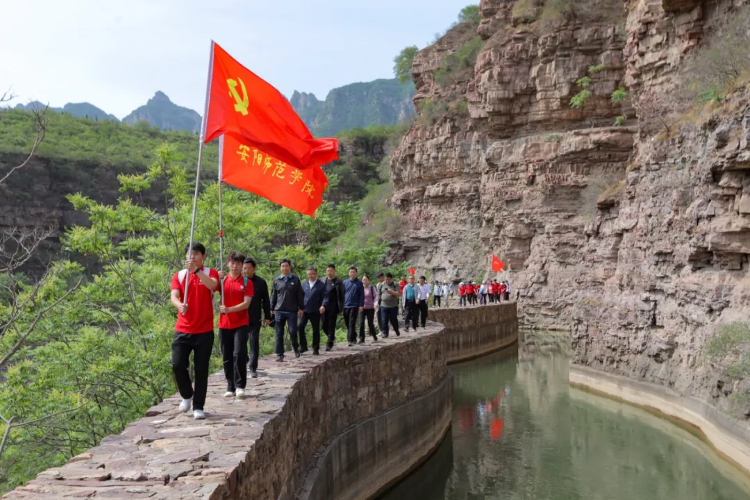 徒步24公里，他们只为上好这堂课......