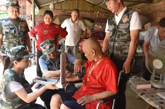 南阳西峡：荣光再现  定格芳华——南阳西峡组织为在乡老复员军人过生日拍军装照活动