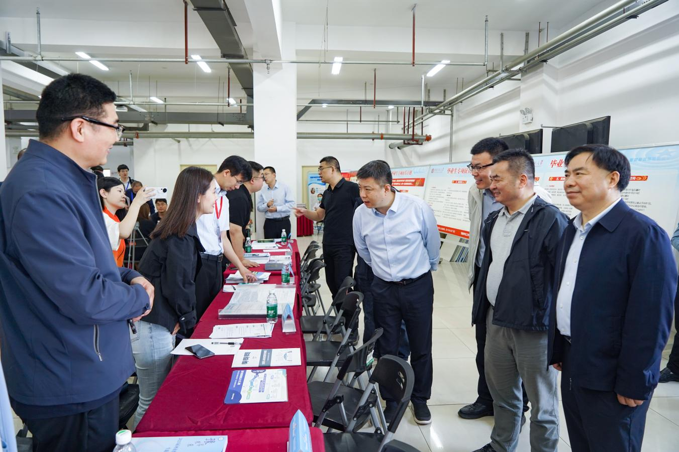 “豫荐未来 青春启航”2025年河南省高校困难群体毕业生<br>就业帮扶工作推进会暨校企供需对接会举办