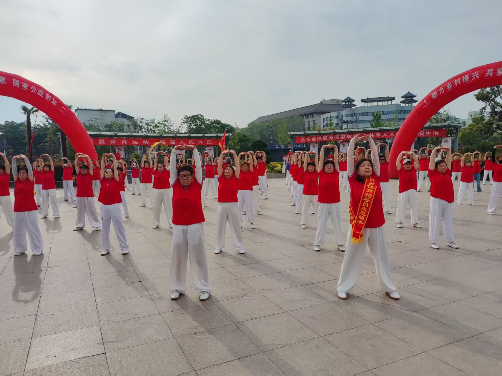 2025年开封市全民健身活动月全国健身气功助力乡村振兴志愿服务暨百城千村交流展示活动（开封站）举行