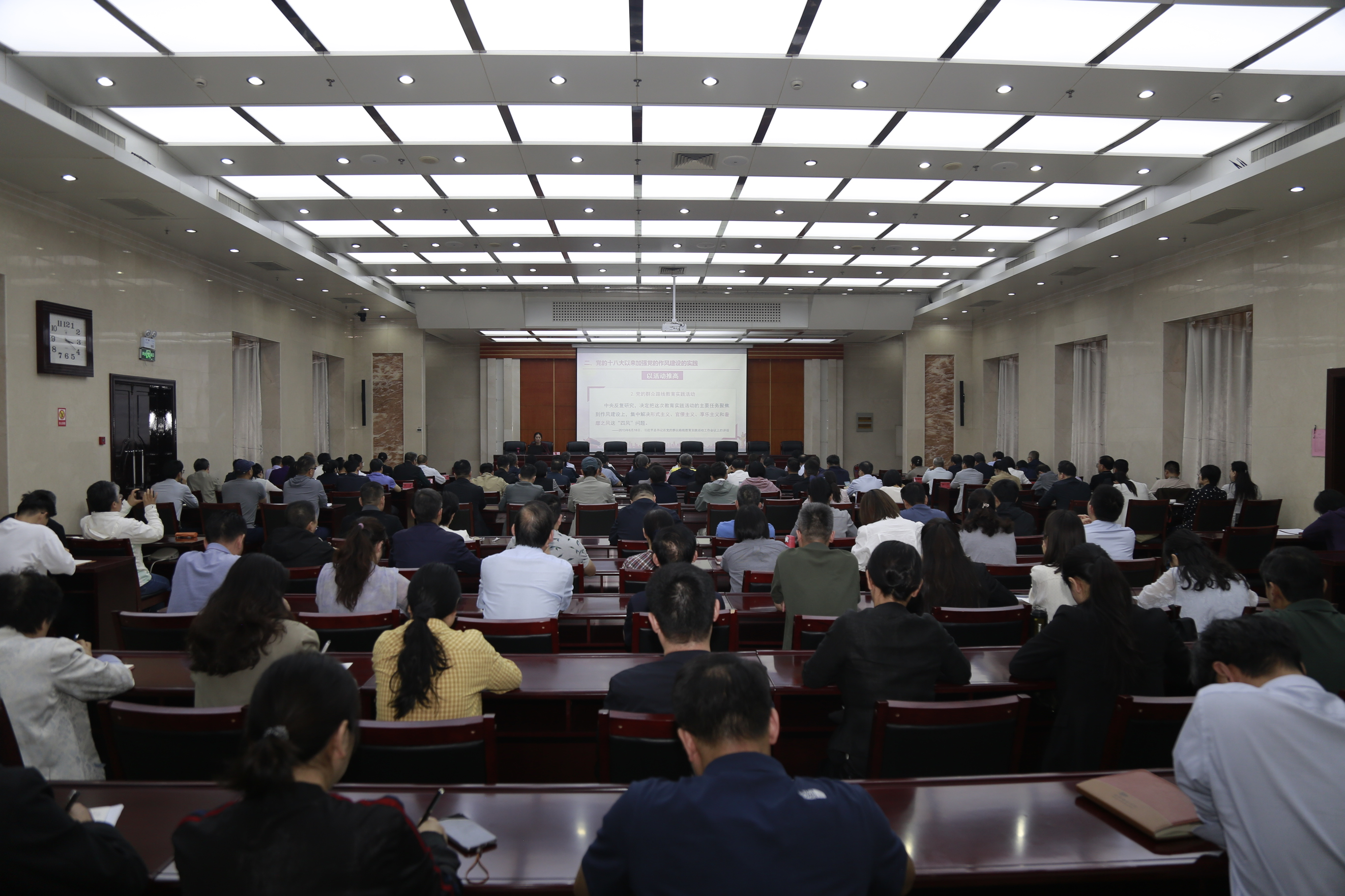 省文化和旅游厅召开厅党组理论学习中心组（扩大）会议深入学习中央八项规定及其实施细则精神