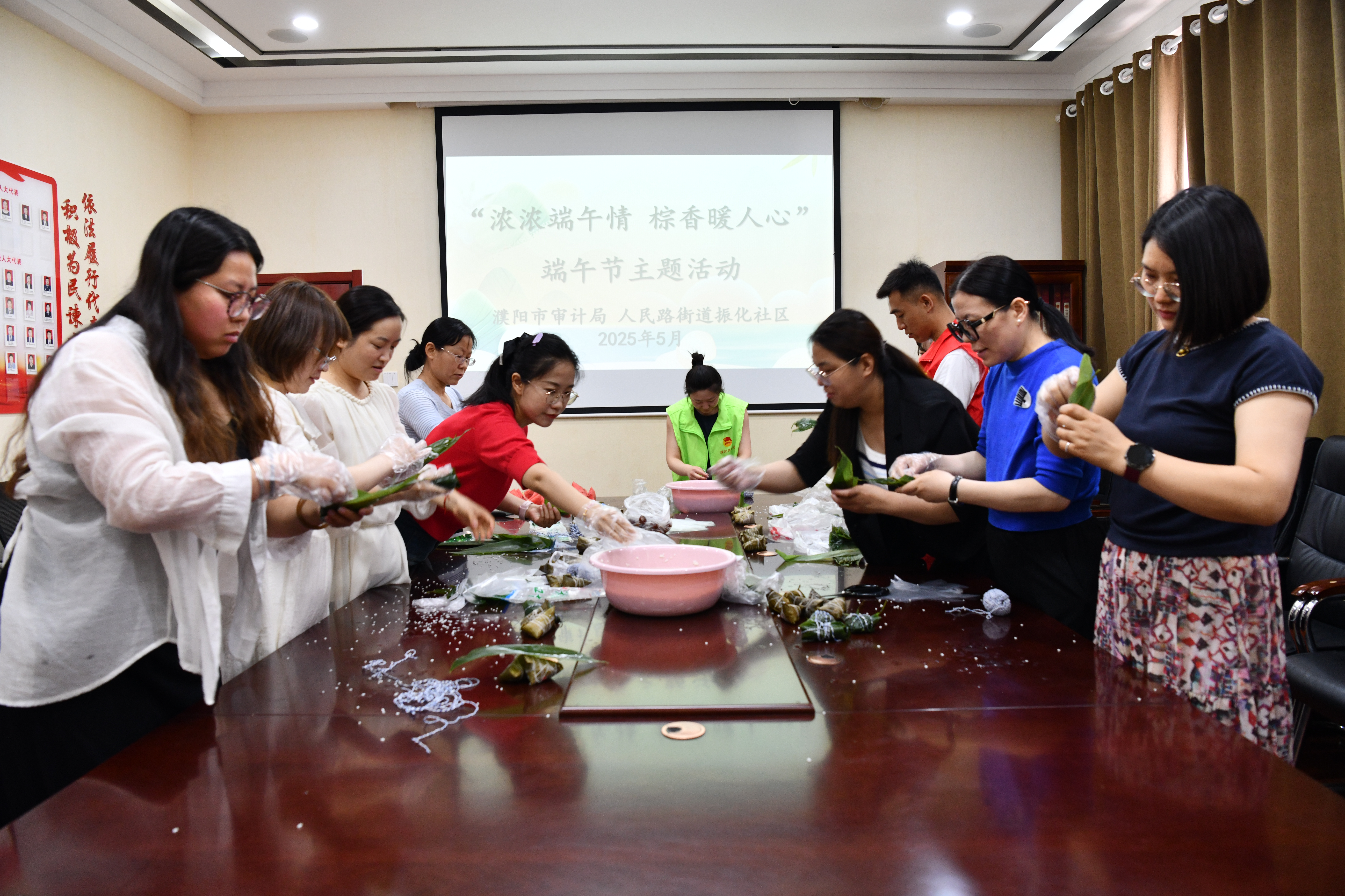 濮阳市审计局联合社区开展端午节包粽子活动