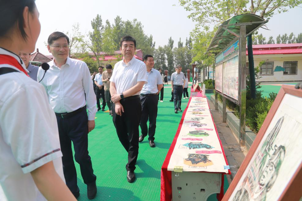 省教育厅与中原传媒集团共赴尉氏县水黄小学开展庆“六一”活动