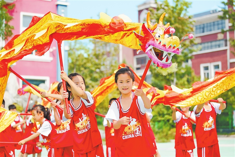 睢县古襄路幼儿园朋友们体验舞龙