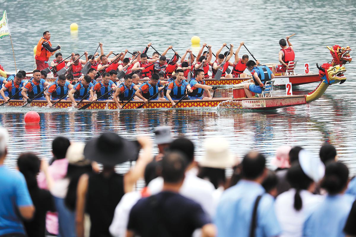 China's railway travel surges as Dragon Boat Festival holiday begins