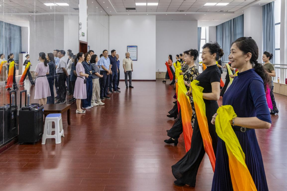 许昌市审计局组织老干部实地参观市老干部活动中心