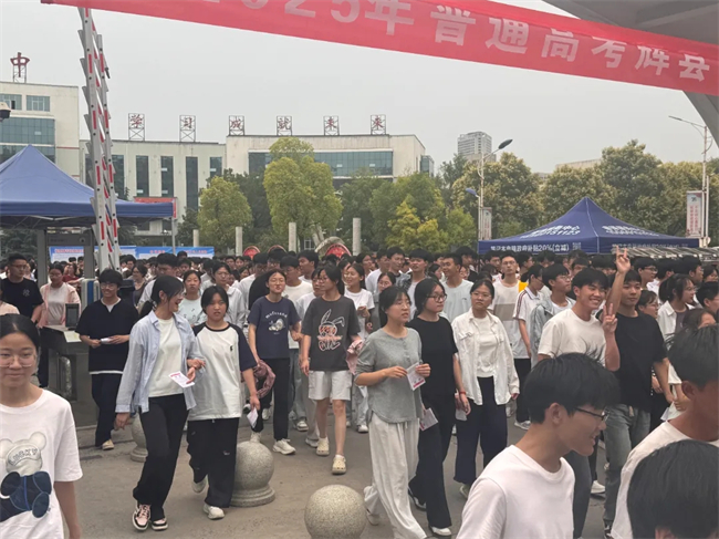 考场外的拥抱与鲜花，都为明天的你积蓄力量！