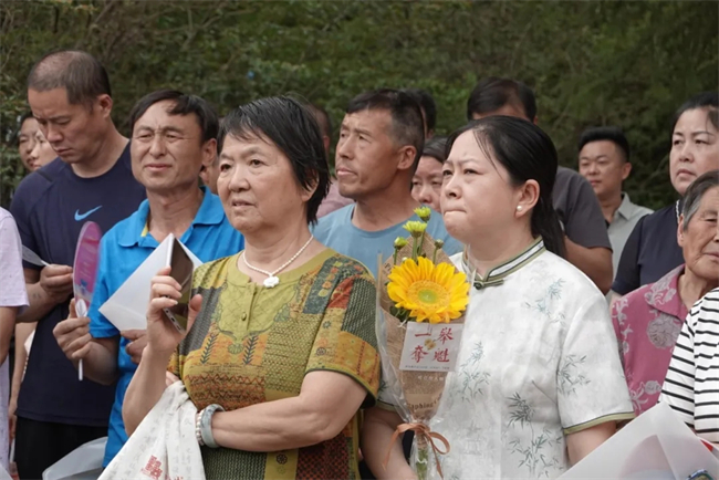 考场外的拥抱与鲜花，都为明天的你积蓄力量！