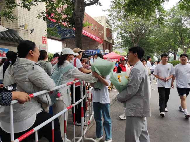 考场外的拥抱与鲜花，都为明天的你积蓄力量！