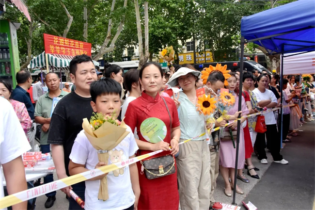 考场外的拥抱与鲜花，都为明天的你积蓄力量！