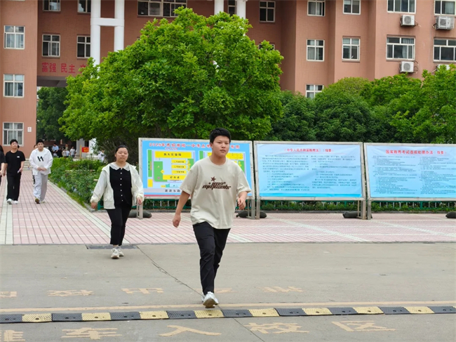 考场外的拥抱与鲜花，都为明天的你积蓄力量！