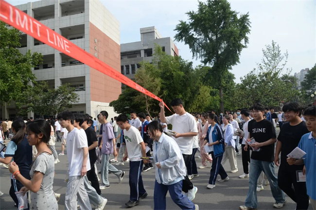 开考啦！多视角直击2025河南高考现场