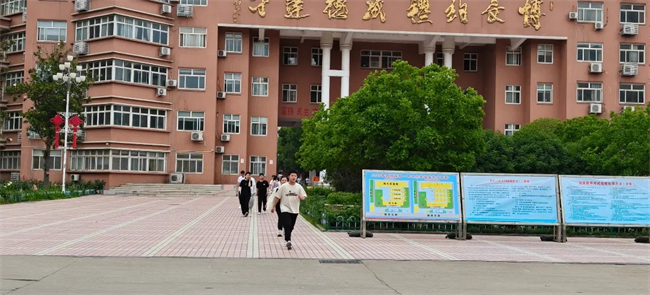 考场外的拥抱与鲜花，都为明天的你积蓄力量！