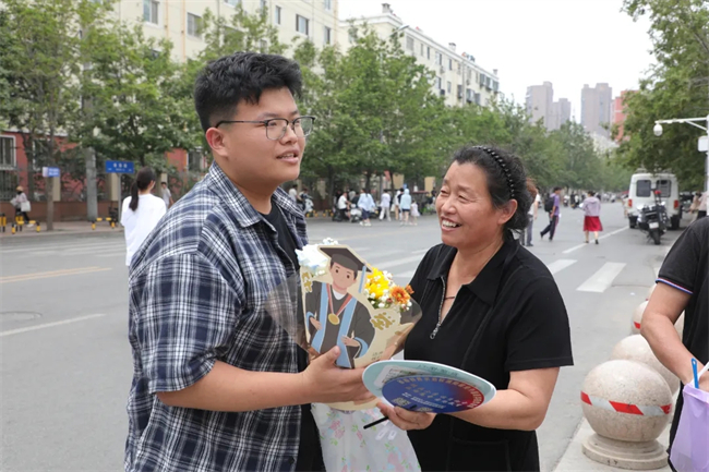 考场外的拥抱与鲜花，都为明天的你积蓄力量！