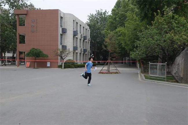 考场外的拥抱与鲜花，都为明天的你积蓄力量！