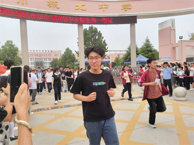 考场外的拥抱与鲜花，都为明天的你积蓄力量！