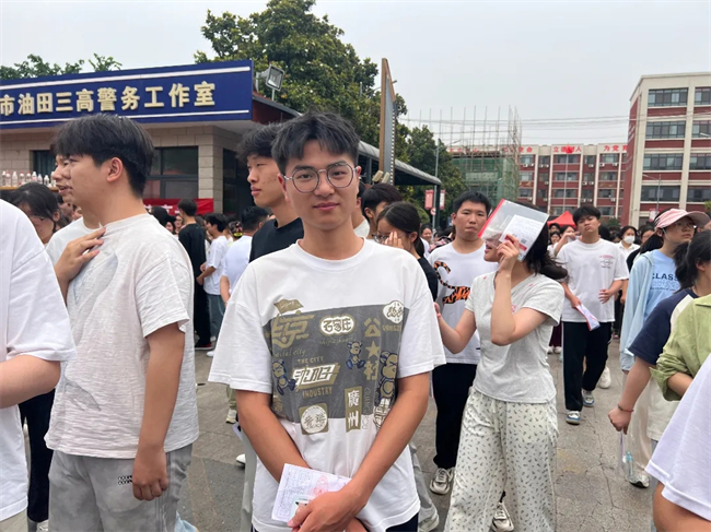 考场外的拥抱与鲜花，都为明天的你积蓄力量！