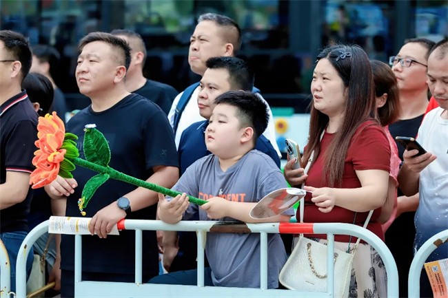 考场外的拥抱与鲜花，都为明天的你积蓄力量！