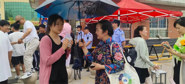 考场外的拥抱与鲜花，都为明天的你积蓄力量！
