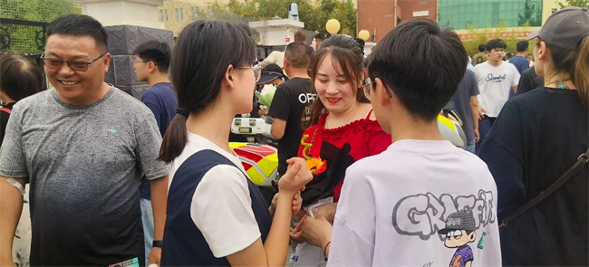 考场外的拥抱与鲜花，都为明天的你积蓄力量！