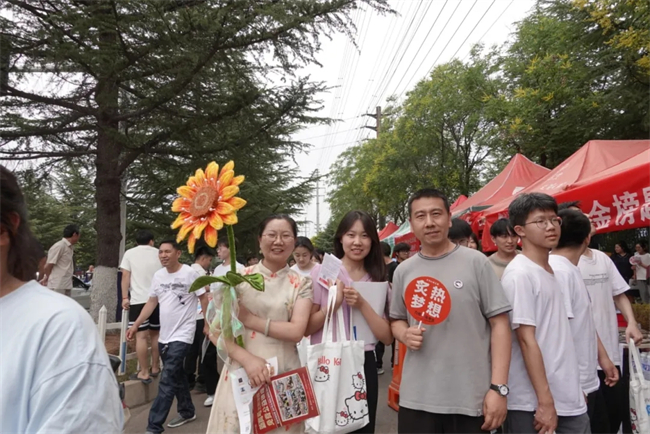 考场外的拥抱与鲜花，都为明天的你积蓄力量！