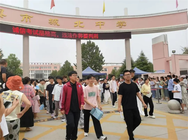 考场外的拥抱与鲜花，都为明天的你积蓄力量！