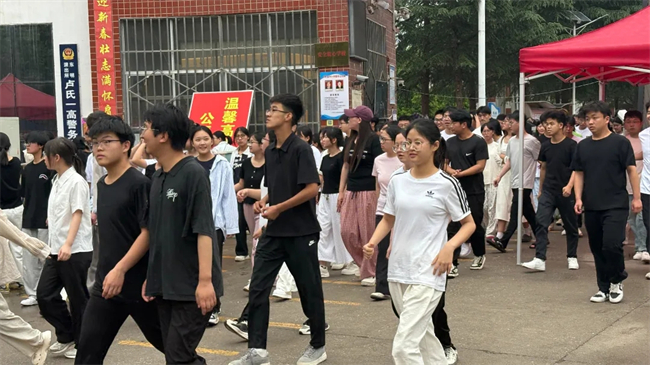 考场外的拥抱与鲜花，都为明天的你积蓄力量！