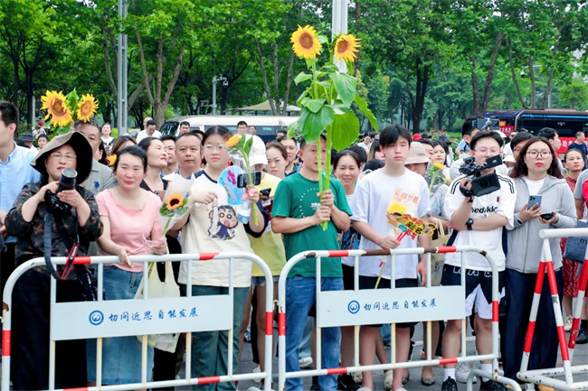 考场外的拥抱与鲜花，都为明天的你积蓄力量！