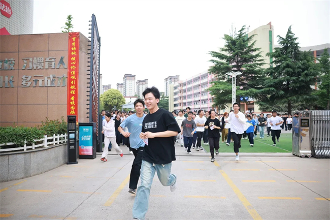 考场外的拥抱与鲜花，都为明天的你积蓄力量！
