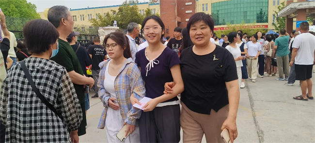 考场外的拥抱与鲜花，都为明天的你积蓄力量！