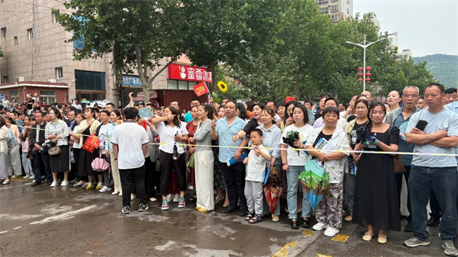 考场外的拥抱与鲜花，都为明天的你积蓄力量！