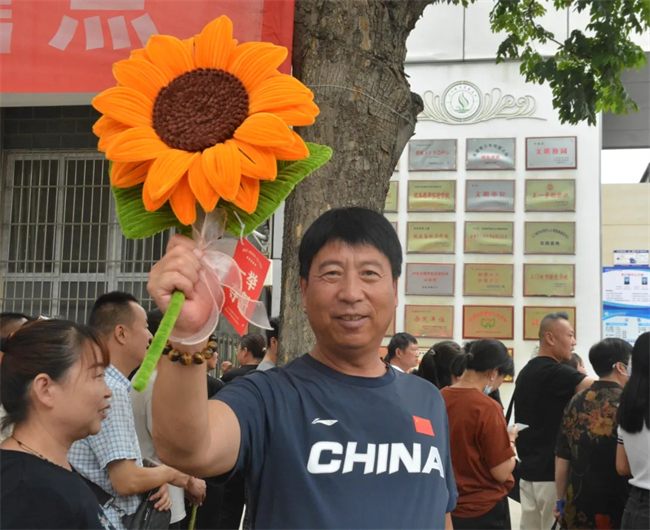 考场外的拥抱与鲜花，都为明天的你积蓄力量！