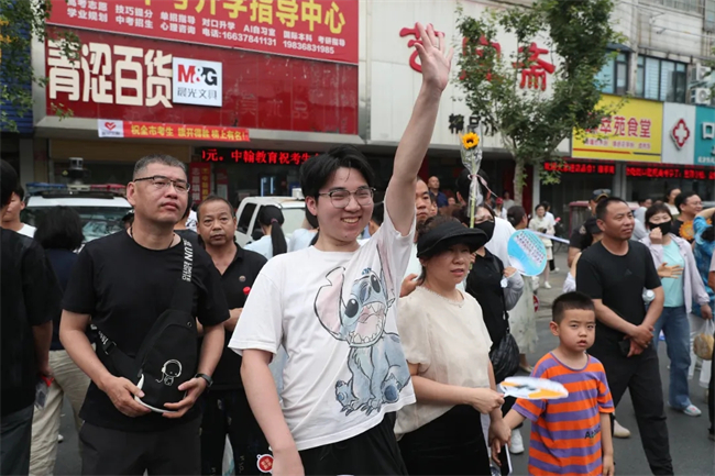 考场外的拥抱与鲜花，都为明天的你积蓄力量！