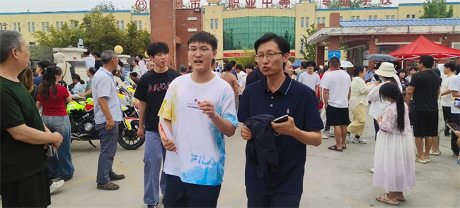 考场外的拥抱与鲜花，都为明天的你积蓄力量！