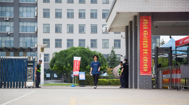 考场外的拥抱与鲜花，都为明天的你积蓄力量！
