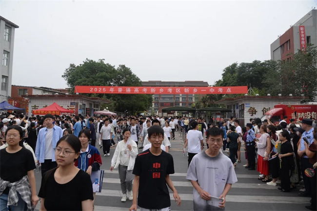 考场外的拥抱与鲜花，都为明天的你积蓄力量！
