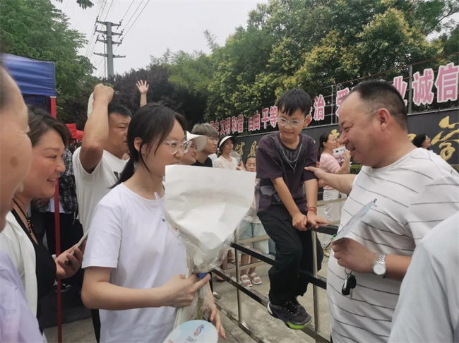 考场外的拥抱与鲜花，都为明天的你积蓄力量！