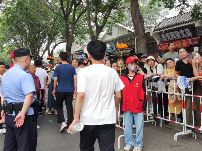 考场外的拥抱与鲜花，都为明天的你积蓄力量！